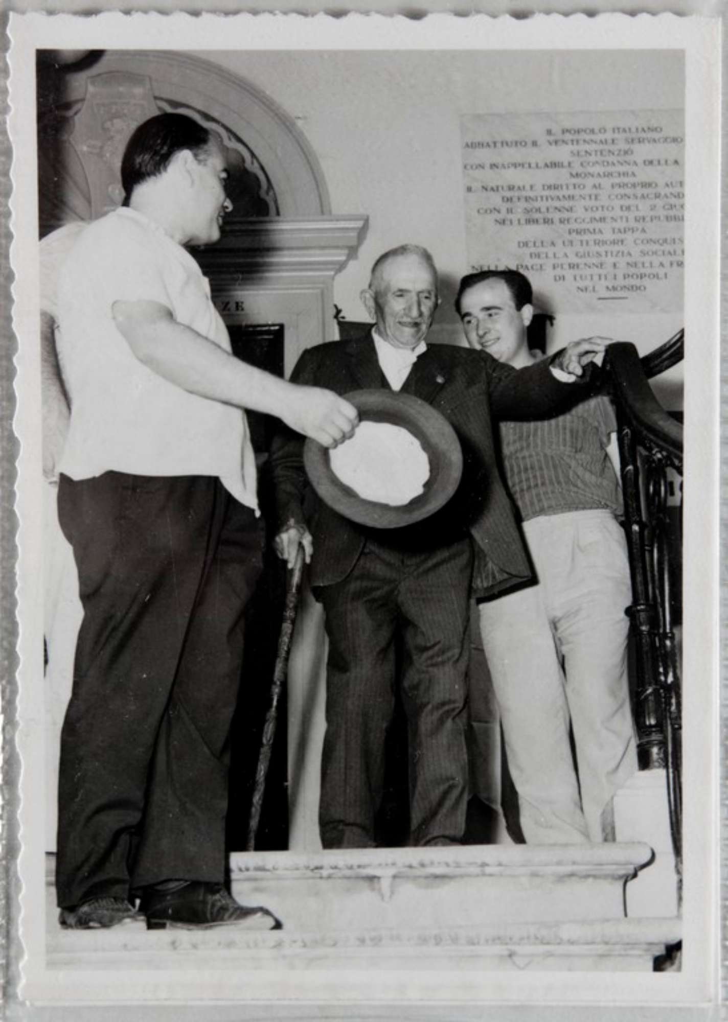 Poggibonsi, 18-19 luglio 1964, XX° anniversario della liberazione e conferimento ad Alcide Cervi della cittadinanza onoraria. Alcide Cervi scende le scale del Municipio (?)